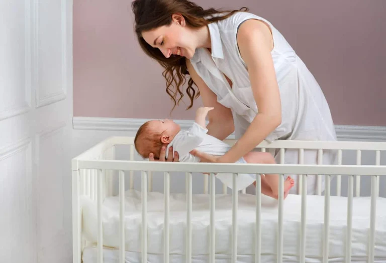 cách đặt bé nằm xuống