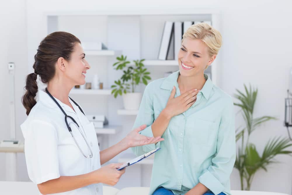 khám bác sĩ khi phát hiện bản mắc bệnh