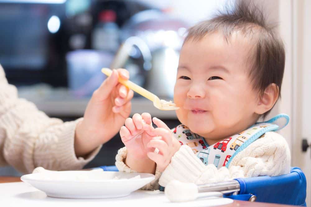 nên cho bé ăn dặm vào giờ nào trong ngày