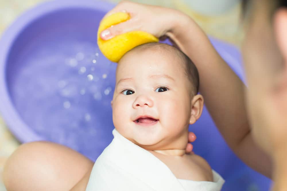 tắm lá khế cho bé