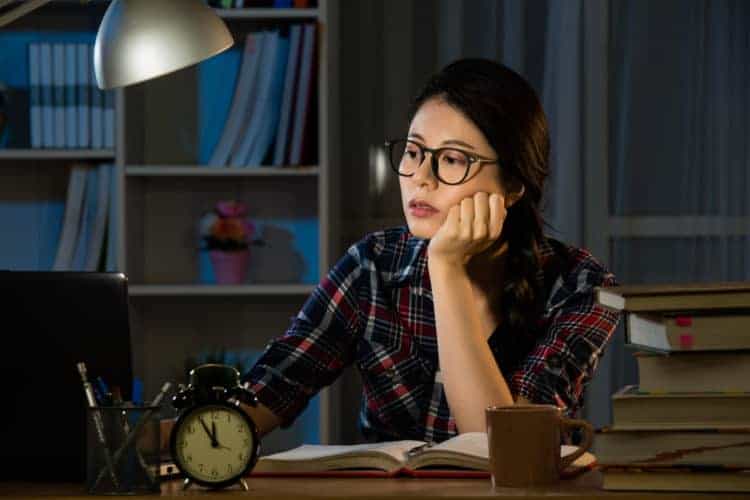 ai dễ bị chấm đen trong mắt