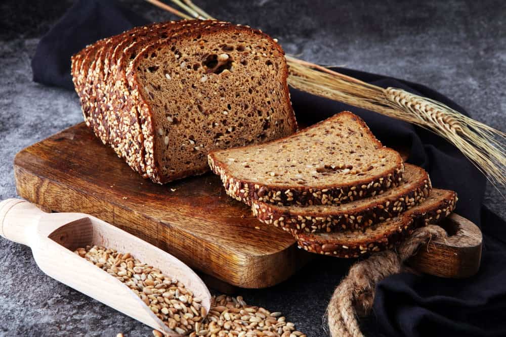 thực phẩm tăng cân cho người gầy: Bánh mì ngũ cốc nguyên hạt
