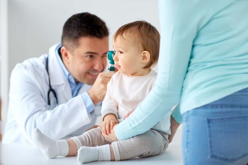 trẻ hay lắc đầu có thể bị viêm tai giữa