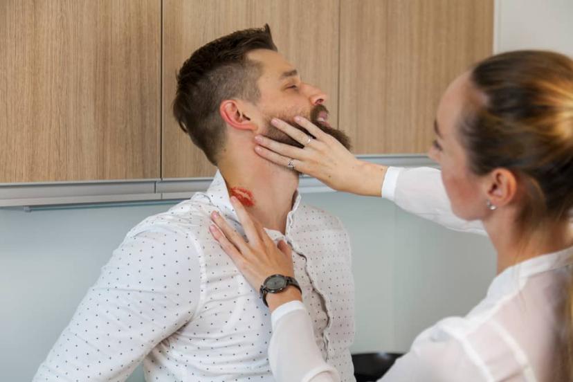 Vết cắn yêu hickey có nguy hiểm không?